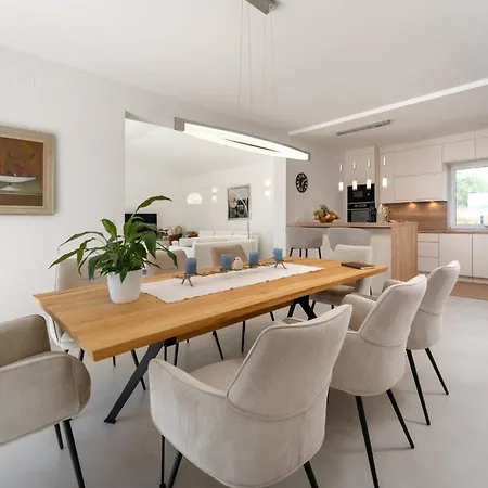 Villa Juki By Briskva Kaštel